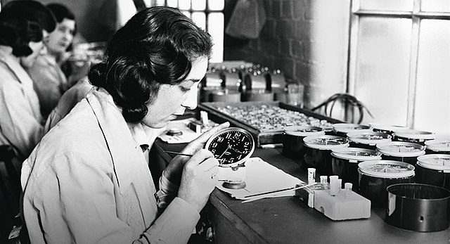 The Radium Girls, painting the hands and spheres of watches and compasses. (Photo: Wikimedia/Kate Moore)