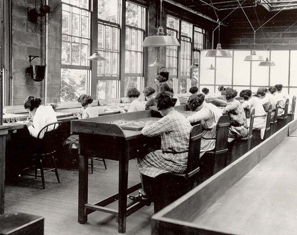 Radium Girls work in a factory of the United States Radium Corporation. (Photo: Wikimedia)